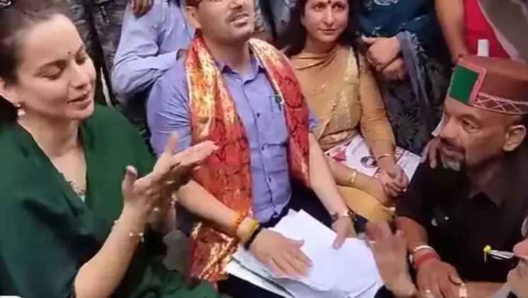 जब बुजुर्ग ने बताई अपनी समस्या, तो सांसद कंगना रनौत ने दिया ऐसा जवाब, आसपास के लोग भी सुनकर रह गए दंग, जानें पूरा मामला जब बुजुर्ग ने बताई अपनी समस्या, तो सांसद कंगना रनौत ने दिया ऐसा जवाब, आसपास के लोग भी सुनकर रह गए दंग, जानें पूरा मामला