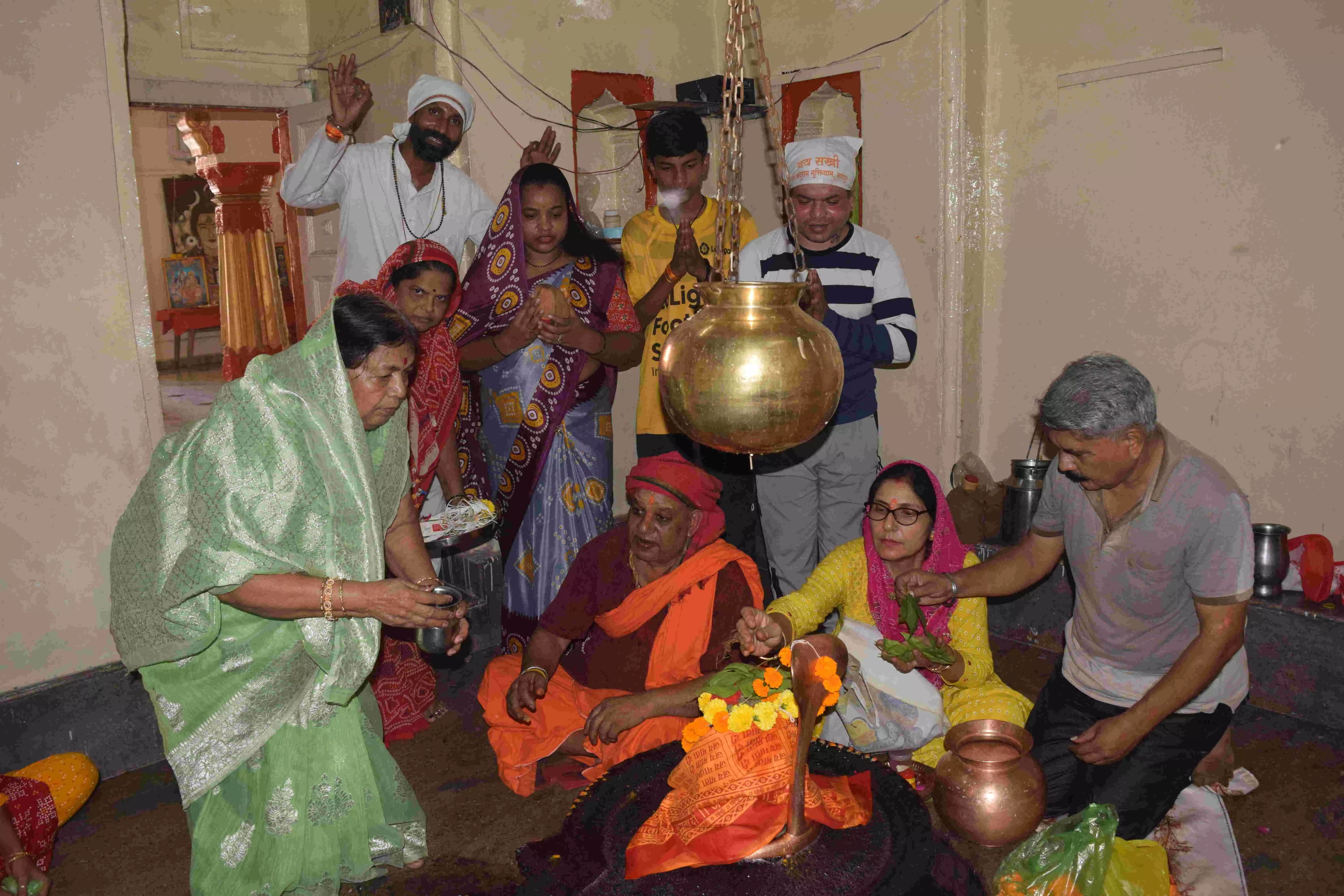 सावन माह के पवित्र सोमवार को मंदिरों में उमड़ी शिव भक्तों की भारी भीड़ सावन माह के पवित्र सोमवार को मंदिरों में उमड़ी शिव भक्तों की भारी भीड़