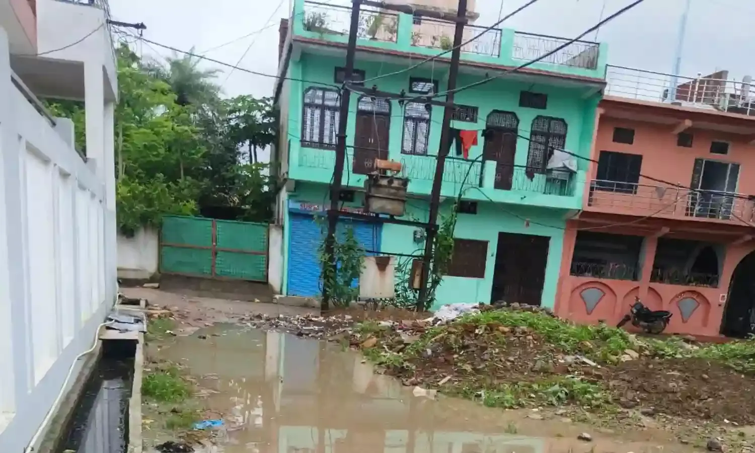 जलभराव होने से वार्ड क्रमांक १२ के रहवासी परेशान, कई बार आवेदन के बाद भी समस्या जस की तस