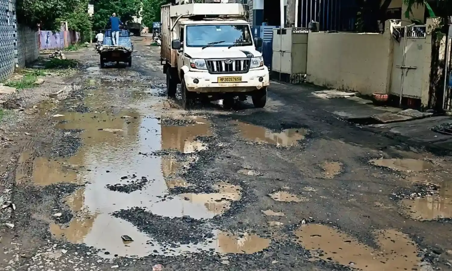 दमोहनाका चौक पार करना और भी हुआ मुश्किल, मेन रोड बंद, वैकल्पिक सड़क भी हो गई छलनी