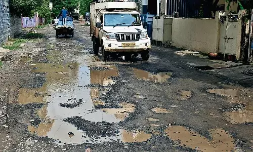 दमोहनाका चौक पार करना और भी हुआ मुश्किल, मेन रोड बंद, वैकल्पिक सड़क भी हो गई छलनी