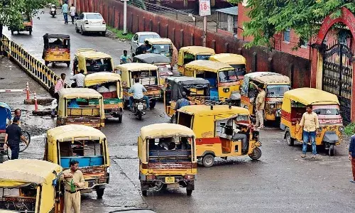चौराहे पर तिपहियों का उत्पात, ट्रैफिक सिग्नल भी दे रहा धोखा