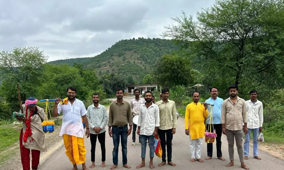 सावन माह के प्रथम सोमवार को शिवालयों में पहुंचे श्रृद्धालु सावन माह के प्रथम सोमवार को शिवालयों में पहुंचे श्रृद्धालु