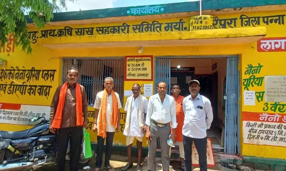 सहकारी समितियों में नहीं मिल पा रही किसानों को खाद सहकारी समितियों में नहीं मिल पा रही किसानों को खाद