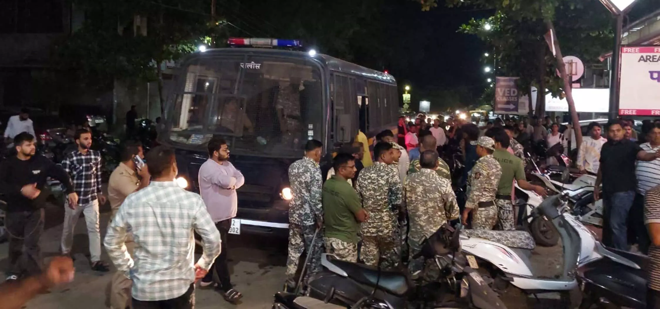 शादी नकली है, पर मजा असली होगा! रात 9 बजे बारात, 9.30 बजे पार्टी होगी... शादी नकली है, पर मजा असली होगा! रात 9 बजे बारात, 9.30 बजे पार्टी होगी...