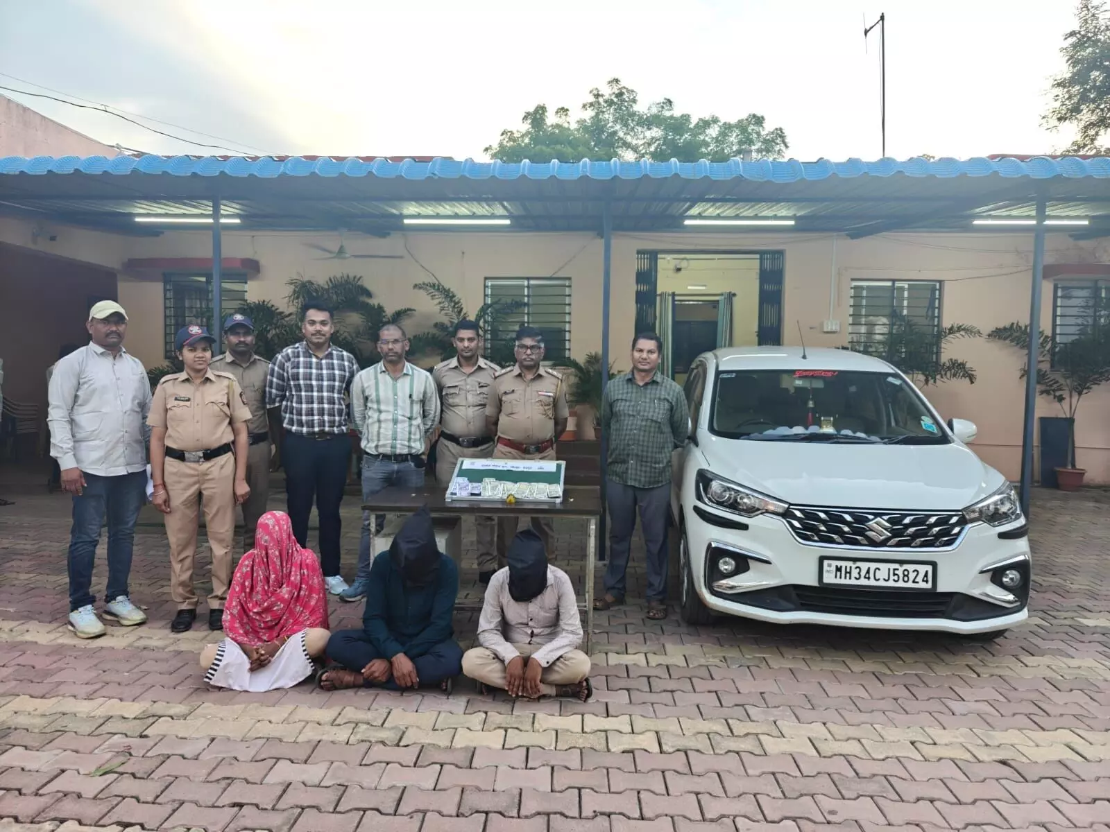 शराबियों से पैसे ऐंठने वाले नकली पुलिस का गिरोह पकड़ाया शराबियों से पैसे ऐंठने वाले नकली पुलिस का गिरोह पकड़ाया
