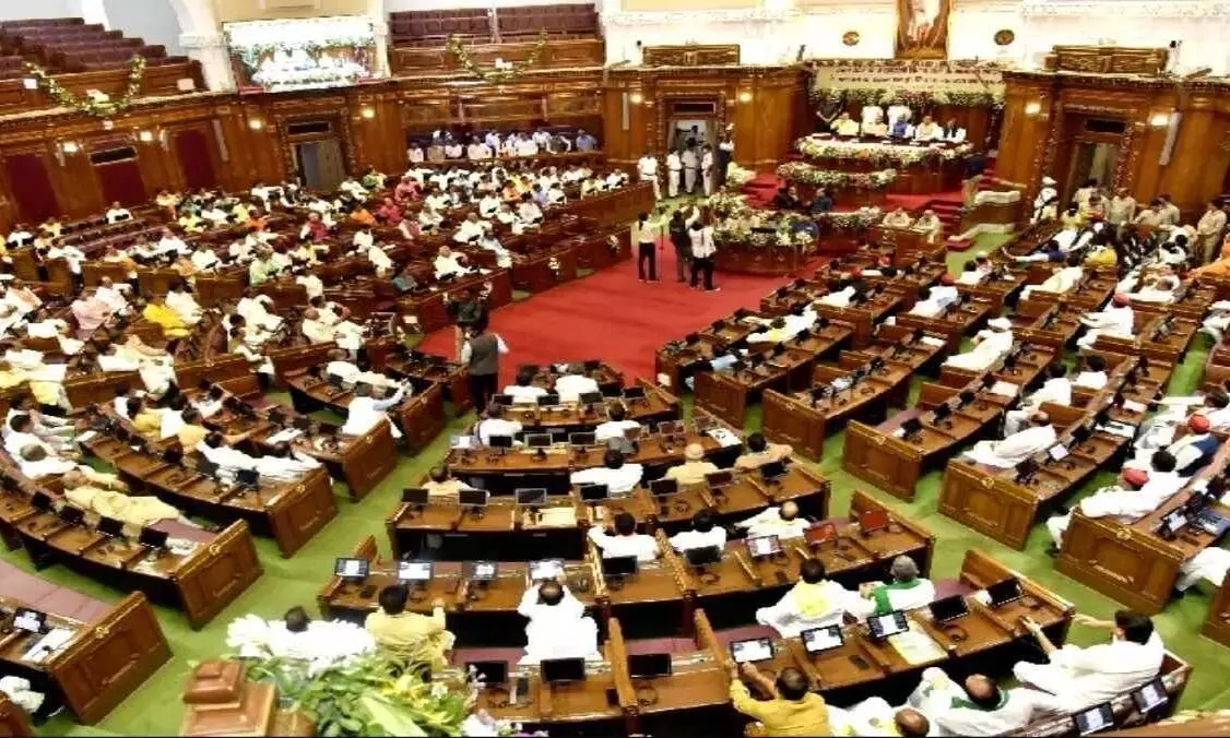 उद्धव गुट ने सवाल उठाए तो शिंदे गुट ने लगाए गंभीर आरोप, इस बीच 10 मिनट के लिए स्थगित सदन उद्धव गुट ने सवाल उठाए तो शिंदे गुट ने लगाए गंभीर आरोप, इस बीच 10 मिनट के लिए स्थगित सदन