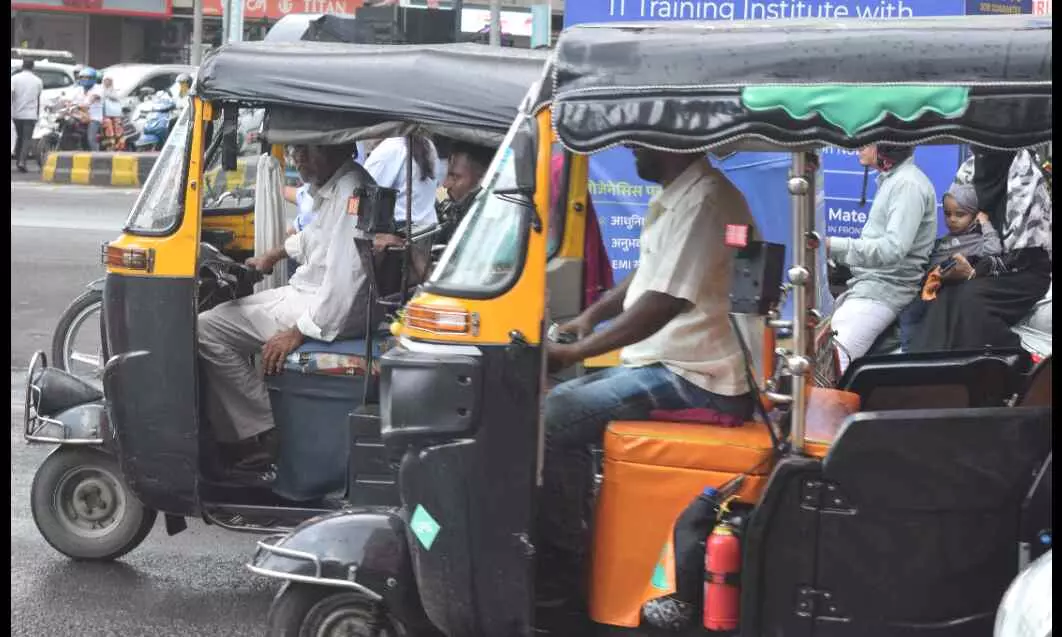 अब बिना वर्दी और बैच बिल्ले के चला रहे ऑटो, बेखौफ है चालक अब बिना वर्दी और बैच बिल्ले के चला रहे ऑटो, बेखौफ है चालक