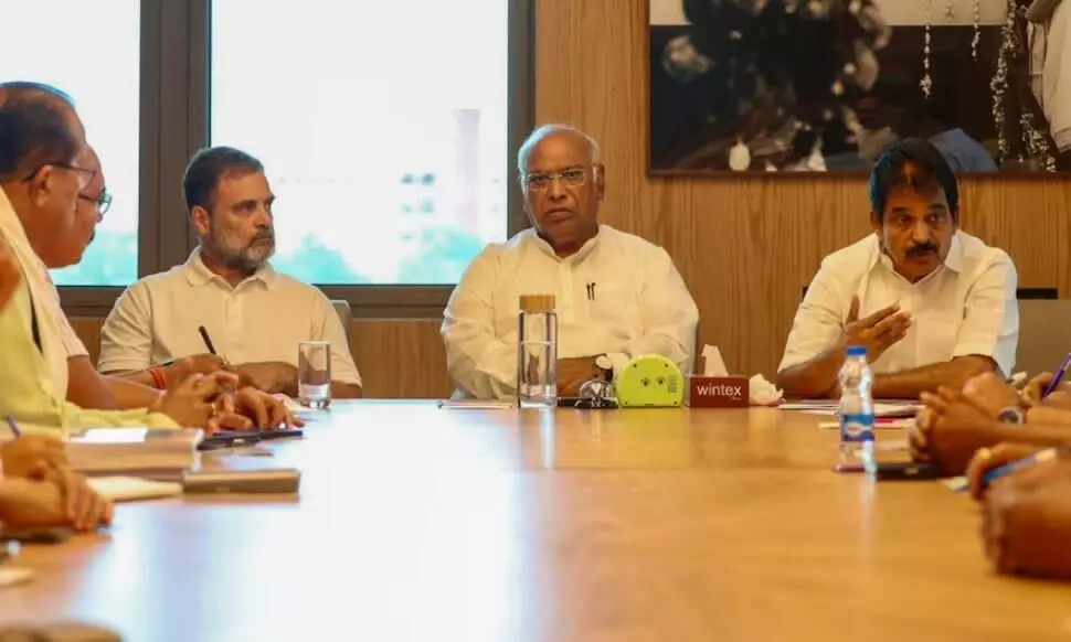 मानसून सत्र के दौरान केंद्र सरकार को घेरने की कर रही तैयारी कांग्रेस, ये बनाया प्लान मानसून सत्र के दौरान केंद्र सरकार को घेरने की कर रही तैयारी कांग्रेस, ये बनाया प्लान