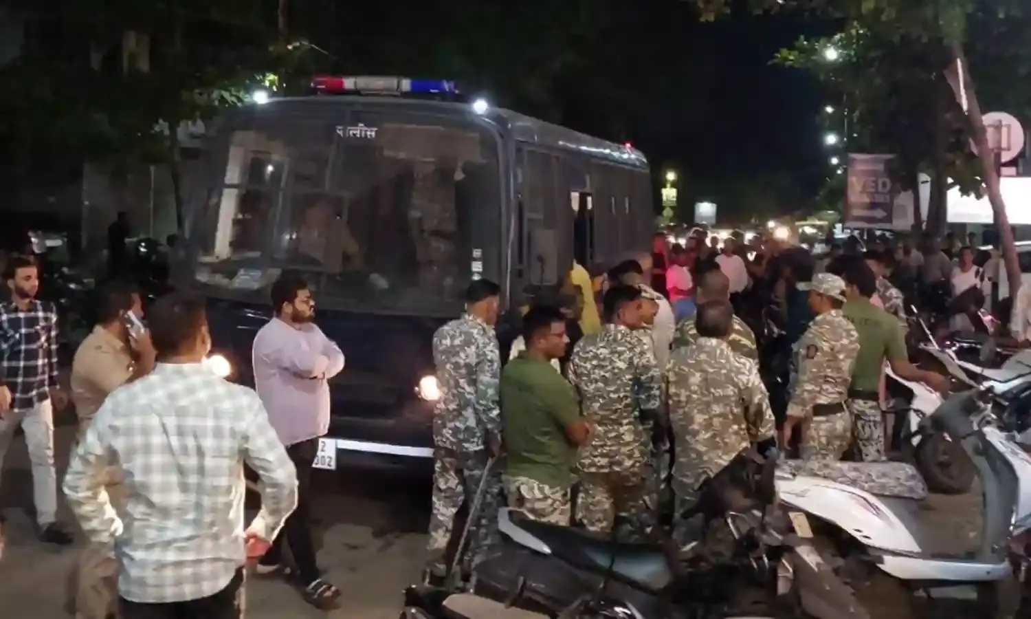 शादी नकली है, पर मजा असली होगा! रात 9 बजे बारात, 9.30 बजे पार्टी होगी...