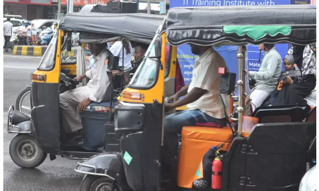अब बिना वर्दी और बैच बिल्ले के चला रहे ऑटो, बेखौफ है चालक