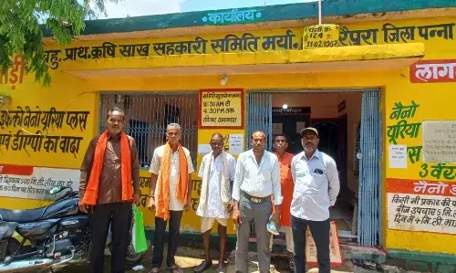 सहकारी समितियों में नहीं मिल पा रही किसानों को खाद