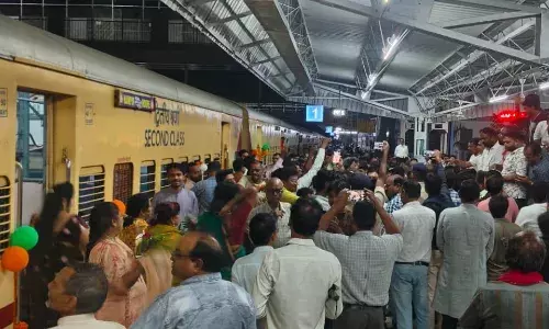 सज-धज कर आई पेंचवेली एक्सप्रेस, नैनपुर से हरीझण्डी दिखाकर किया गया रवाना