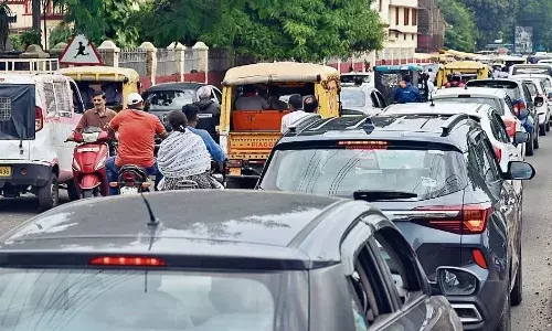 नहीं रुक रही मनमानी, स्कूलों के सामने सड़क पर लग रही वाहनों की कतार