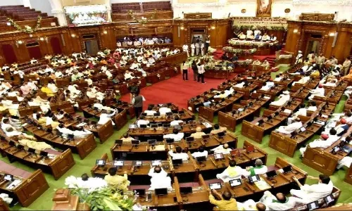उद्धव गुट ने सवाल उठाए तो शिंदे गुट ने लगाए गंभीर आरोप, इस बीच 10 मिनट के लिए  स्थगित सदन