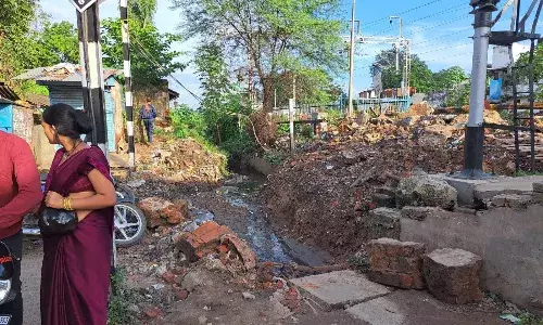 तेज बारिश से फिर भरेगा स्टेशन में ट्रैक पर पानी