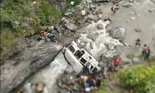 उत्तराखंड के पिथौरागढ़ में भीषण सड़क हादसा, 150 फीट गहरी खाई में गिरी टैक्सी, 8 की मौत