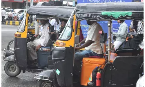 अब बिना वर्दी और बैच बिल्ले के चला रहे ऑटो, बेखौफ है चालक