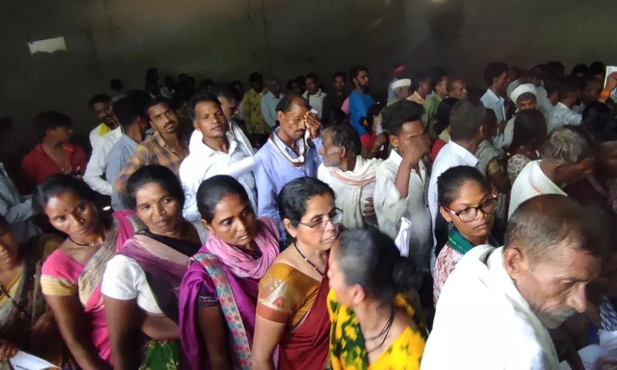 जिले में यूरिया के लिए मचा हाहाकार, किसान परेशान, खाद की सप्लाई धीमी जिले में यूरिया के लिए मचा हाहाकार, किसान परेशान, खाद की सप्लाई धीमी