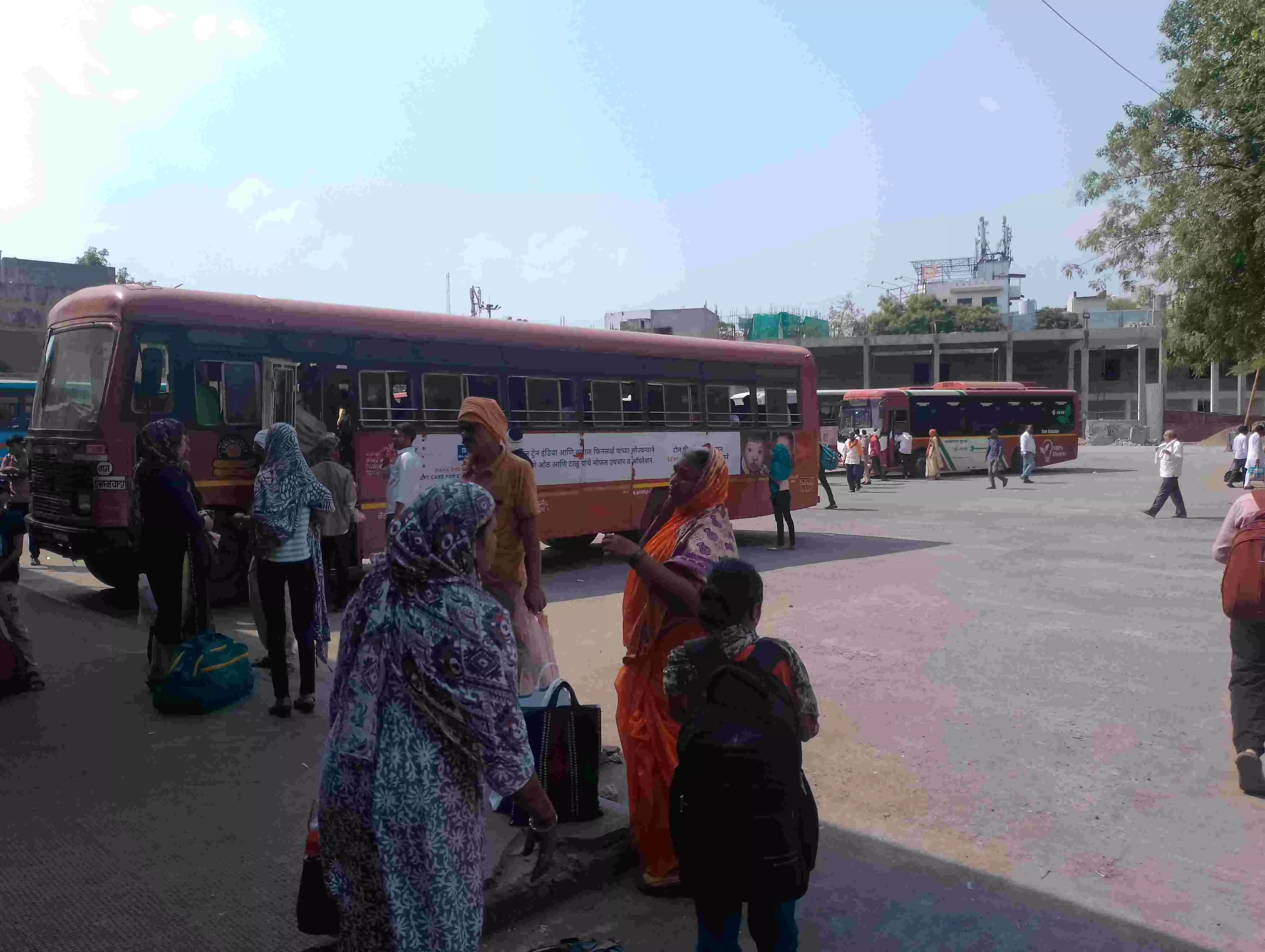 नागद्वार जाने वाले यात्री हो रहे परेशानी, 48 एसटी बसें परमिट की प्रतीक्षा में नागद्वार जाने वाले यात्री हो रहे परेशानी, 48 एसटी बसें परमिट की प्रतीक्षा में