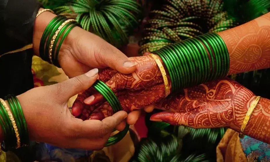 सावन में मेहंदी लगाकर अपने हाथों को सुंदर बनाना भूल गए हैं, तो इन तरीकों से सजाएं अपने हाथ