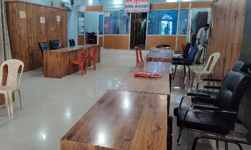दफ्तरों में सुबह पसरा रहता है सन्नाटा, चल रही मनमानी