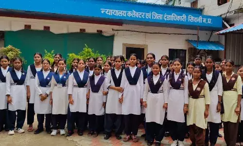 छात्राओं ने कलेक्टर के पास पहुंचकर की शिकायत