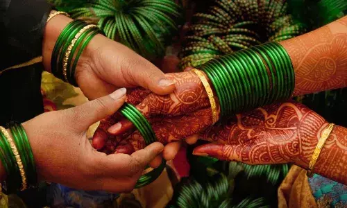 सावन में मेहंदी लगाकर अपने हाथों को सुंदर बनाना भूल गए हैं, तो इन तरीकों से सजाएं अपने हाथ