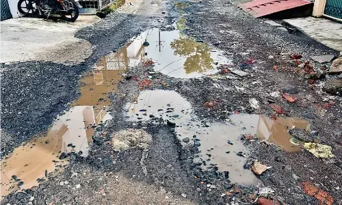 गड्ढों में गुम हो गई सड़क, कीचड़ में चलने को मजबूर हैं रहवासी