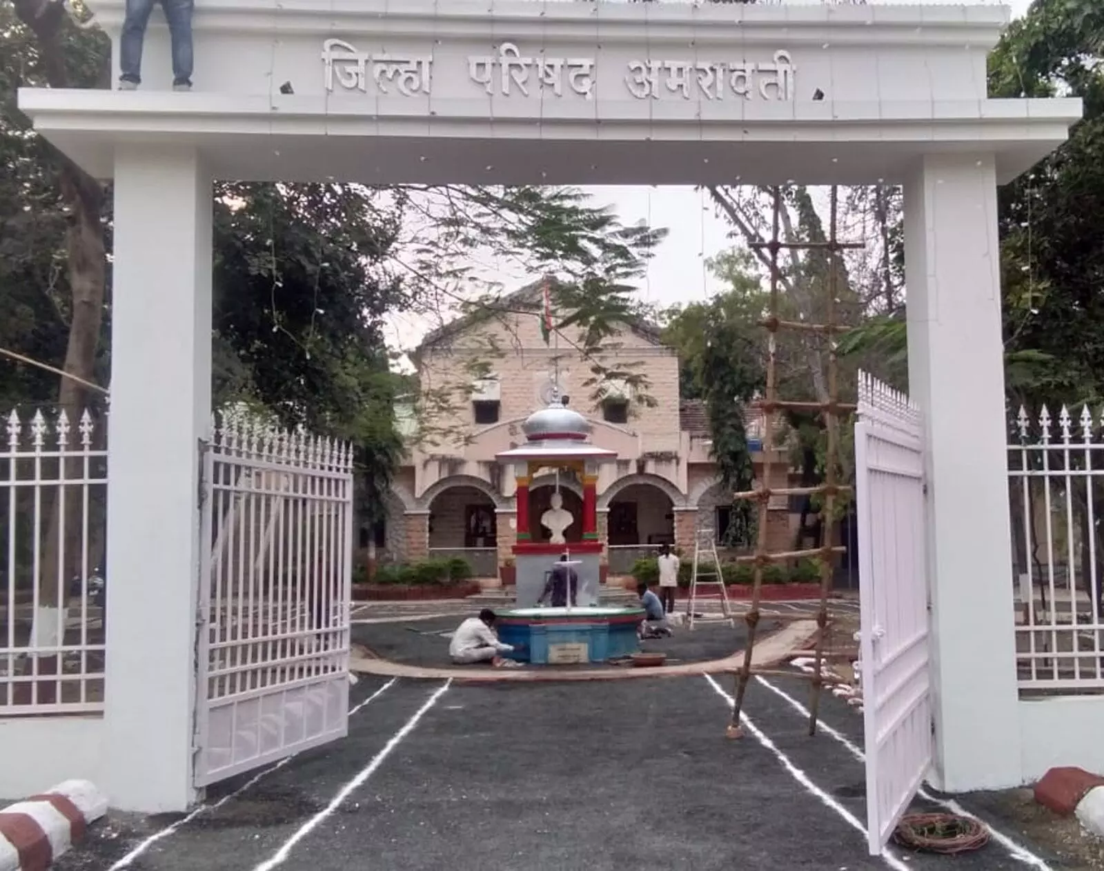 सरकारी अस्पताल के हाल, ड्यूटी के दौरान डॉक्टर अपने क्लीनिक में कर रहे इलाज सरकारी अस्पताल के हाल, ड्यूटी के दौरान डॉक्टर अपने क्लीनिक में कर रहे इलाज