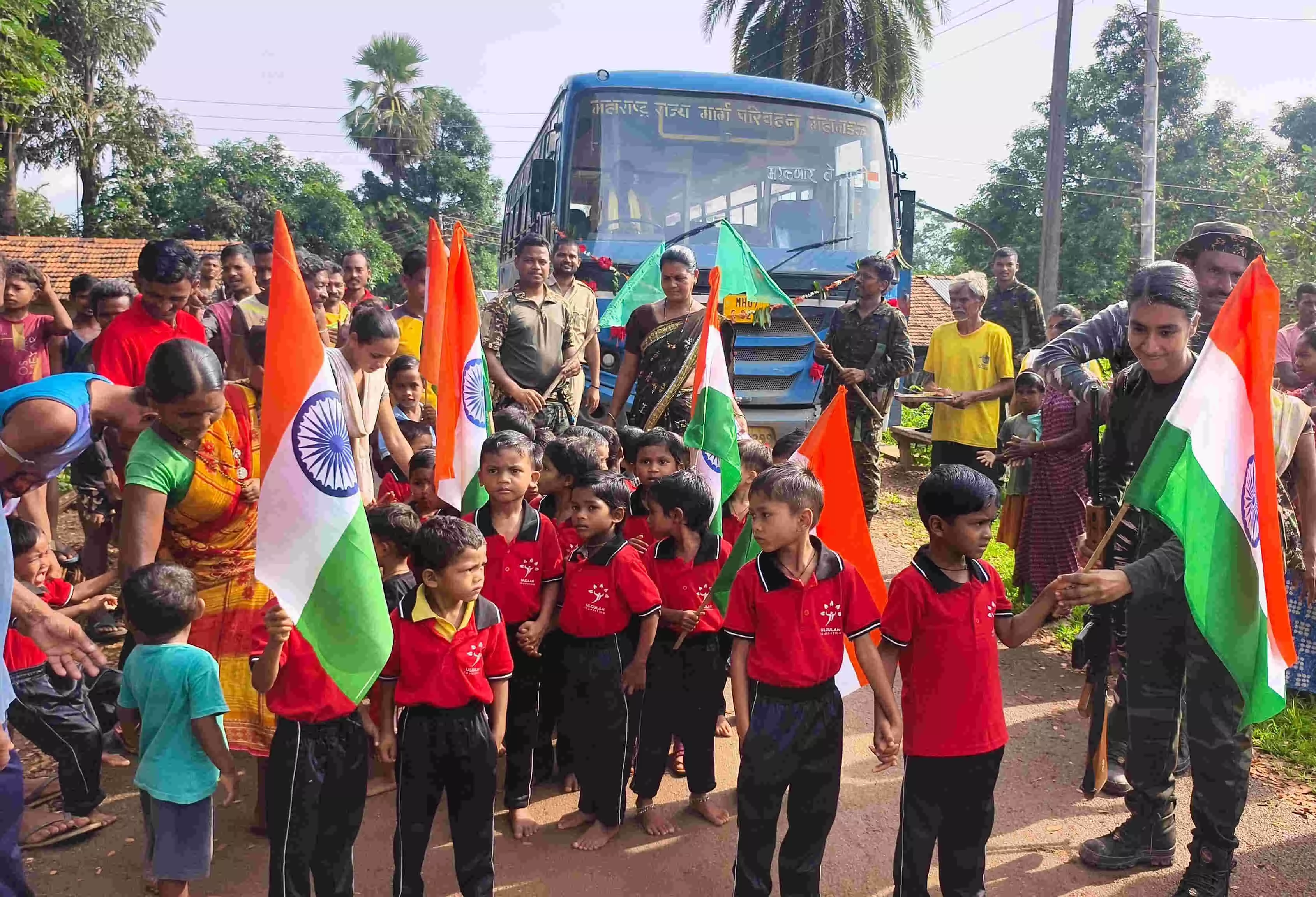 नक्सलगढ़ मरकनार में पहली बार पहुंची रापनि की बस, तिरंगा फहराकर ग्रामीणों ने किया स्वागत नक्सलगढ़ मरकनार में पहली बार पहुंची रापनि की बस, तिरंगा फहराकर ग्रामीणों ने किया स्वागत
