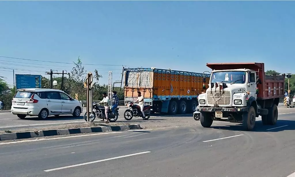 ग्रीन सिग्नल देकर भी रेलवे ने सगड़ा फ्लाईओवर को आउटर पर ही खड़ा किया ग्रीन सिग्नल देकर भी रेलवे ने सगड़ा फ्लाईओवर को आउटर पर ही खड़ा किया