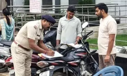 स्टेशन में गलत पार्किंग पर एक कार, पांच बाइक जब्त