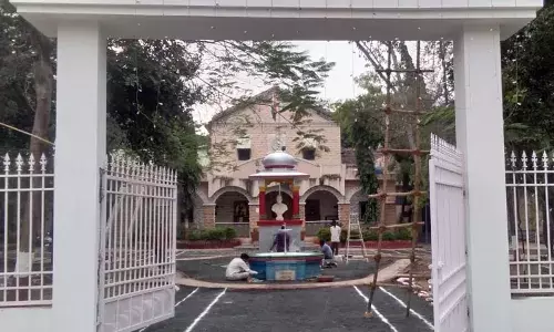 सरकारी अस्पताल के हाल,  ड्यूटी के दौरान डॉक्टर अपने क्लीनिक में कर रहे इलाज