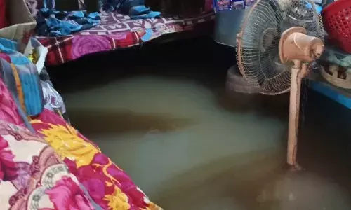 नाली नहीं बनने से दिव्यांग के घर में घुसा पानी, लोक निर्माण विभाग द्वारा सडक़ निर्माण के दौरान नाली नहीं बनाए जाने से हो रही समस्या