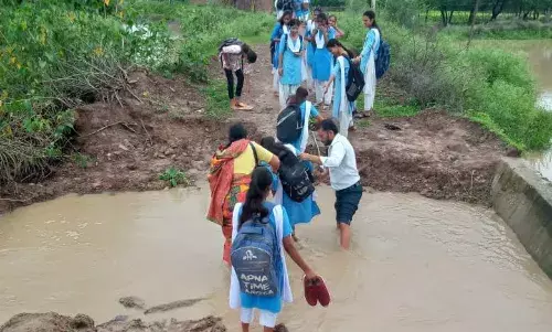 जान जोखिम में डालकर विद्यालय जाने को मजबूर विद्यार्थी, पहुंच मार्ग न होने से विद्यालय आवागमन में हो रही मुश्किल