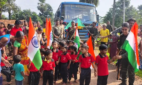 नक्सलगढ़ मरकनार में पहली बार पहुंची रापनि की बस, तिरंगा फहराकर ग्रामीणों ने किया स्वागत