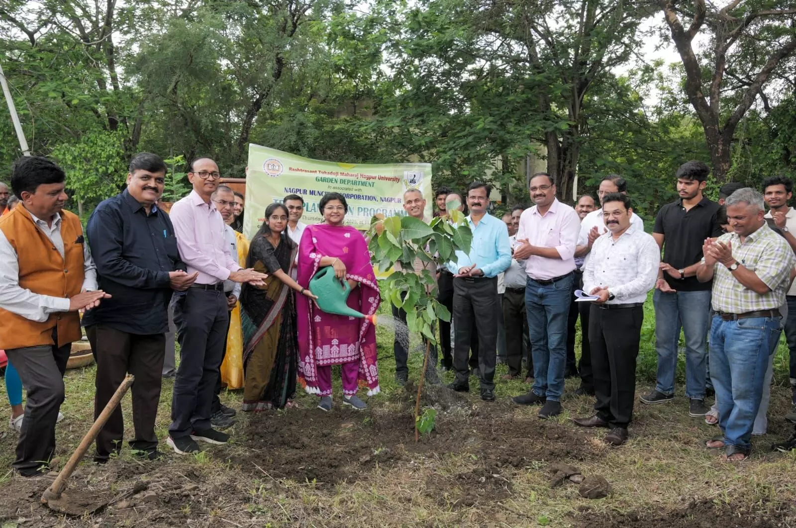 नागपुर यूनिवर्सिटी में विभिन्न प्रजातियों के 300 पेड़, सर्वाधिक ऑक्सीजन, औषधीय गुण भी शामिल नागपुर यूनिवर्सिटी में विभिन्न प्रजातियों के 300 पेड़, सर्वाधिक ऑक्सीजन, औषधीय गुण भी शामिल