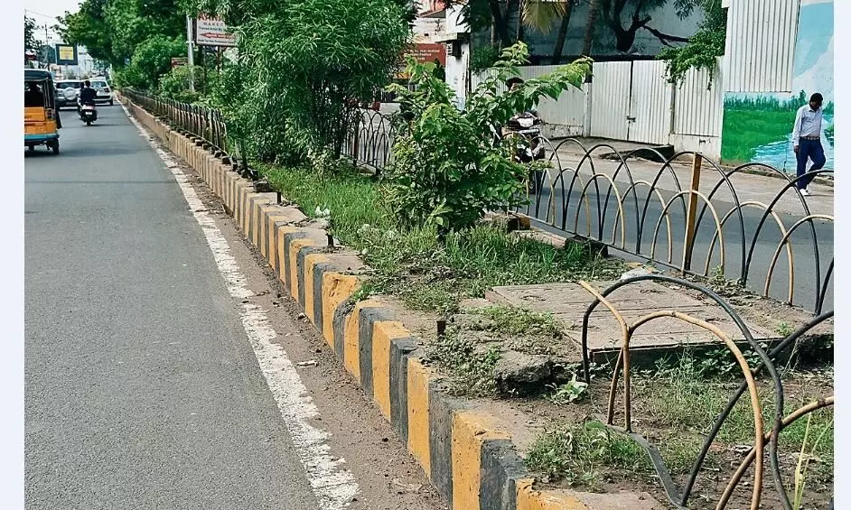 रात के अंधेरे में काटकर ले गए, अब नाम के लिए बचीं लोहे की जालियां रात के अंधेरे में काटकर ले गए, अब नाम के लिए बचीं लोहे की जालियां