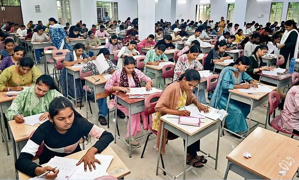 एग्जाम में स्टूडेंट्स ने दिखाया अपना हुनर एग्जाम में स्टूडेंट्स ने दिखाया अपना हुनर