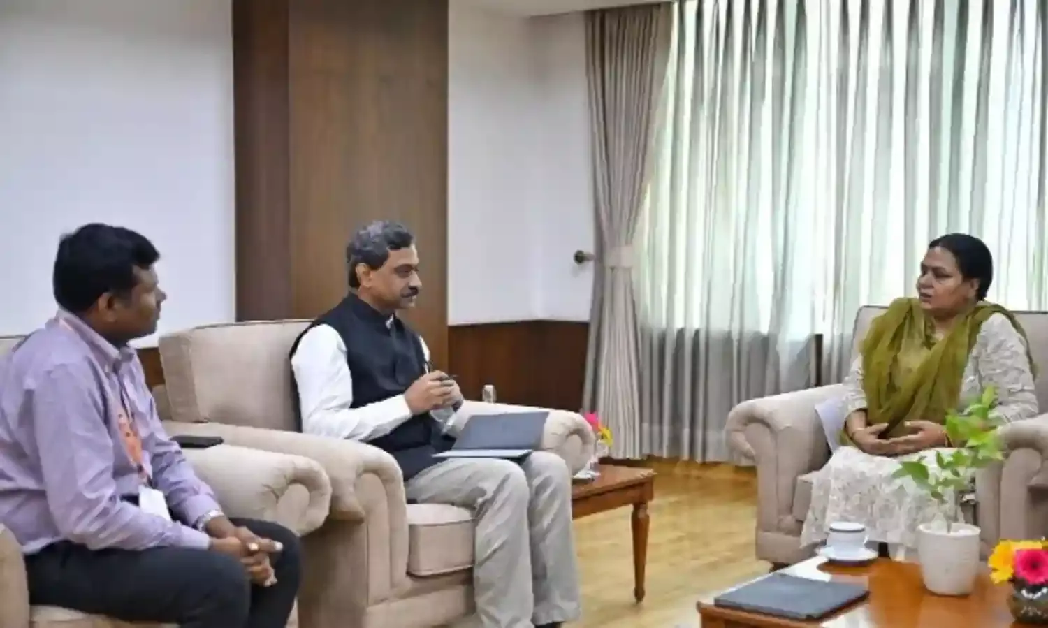 नई दिल्ली में ग्रामीण विकास मंत्री दीपिका पांडेय सिंह के साथ ग्रामीण विकास सचिव, भारत सरकार शैलेश कुमार सिंह की हुई उच्चस्तरीय बैठक