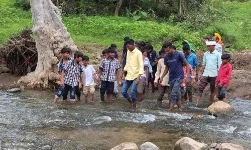 जिले का एक गांव ऐसा..जहां अब भी बच्चों को नदी पार करके पहुंचना होता स्कूल