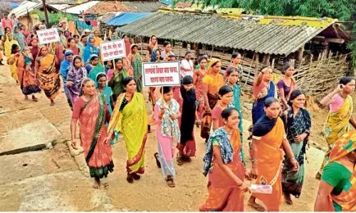 गडचिरोली में शराब बिक्री रोकने महिलाओं ने बाजा बजाकर किया अलर्ट