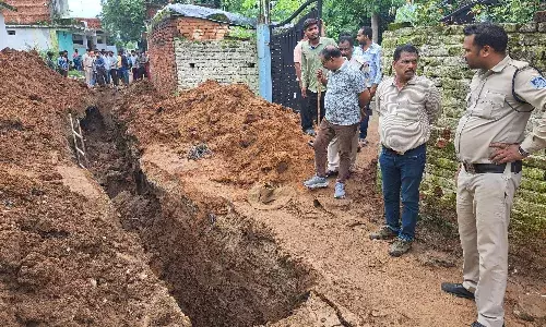 सीवर लाइन के लिए खुदाई कर रहे दो मजदूरों की मिट्टी धंसने से दबकर मौत