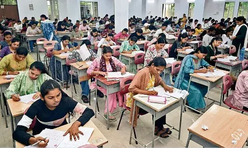 एग्जाम में स्टूडेंट्स ने दिखाया अपना हुनर