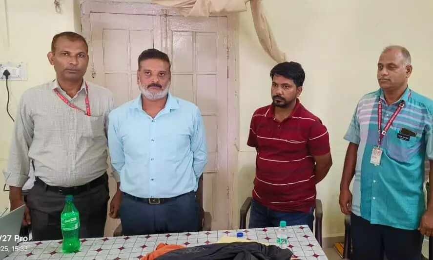 सीसी जारी करने के नाम पर रिश्वत लेते पकड़ाए उपयंत्री और रोजगार सहायक सीसी जारी करने के नाम पर रिश्वत लेते पकड़ाए उपयंत्री और रोजगार सहायक