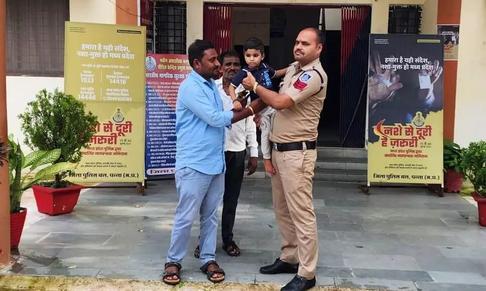 प्रधान आरक्षक की सूझबूझ से मिला ढाई साल का मासूम बालक, पुलिस ने किया पिता के सुपुर्द प्रधान आरक्षक की सूझबूझ से मिला ढाई साल का मासूम बालक, पुलिस ने किया पिता के सुपुर्द