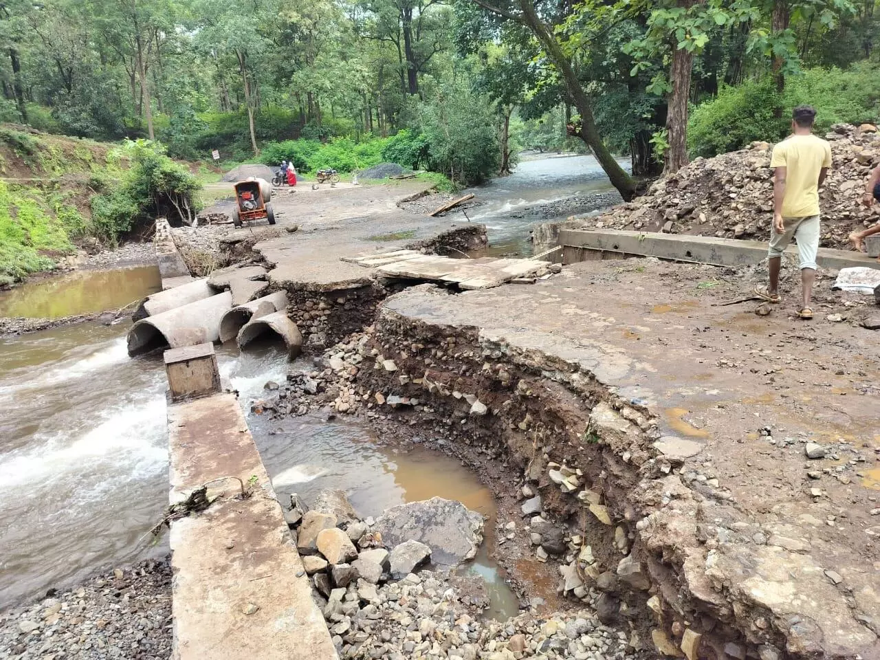 अमरावती के चिखलदरा पहुंचना हुआ मुश्किल , खापरा नदी का पुल बाढ़ में बहा अमरावती के चिखलदरा पहुंचना हुआ मुश्किल , खापरा नदी का पुल बाढ़ में बहा