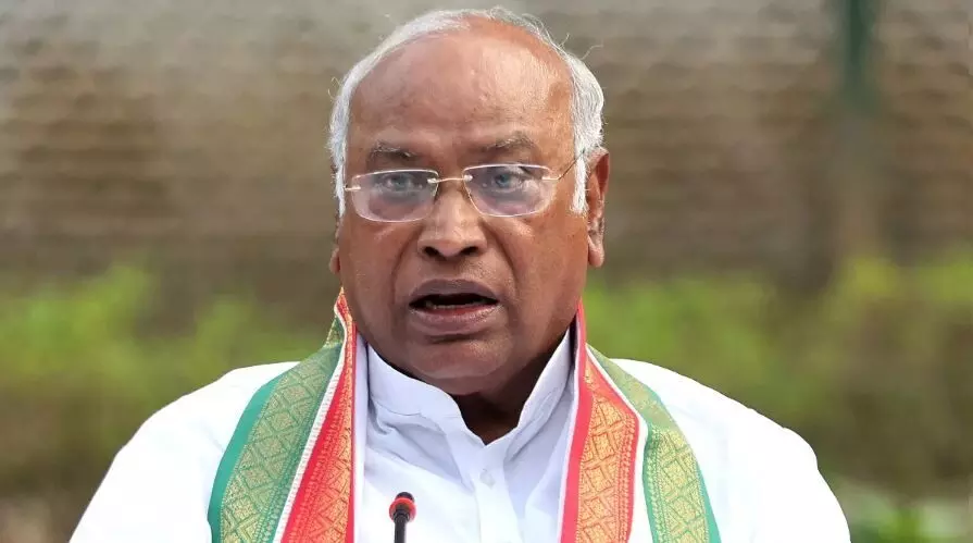मल्लिकार्जुन खरगे का PM मोदी पर तीखा हमला, पूछा - 42 देशों के दौरे पर गए, लेकिन मणिपुर क्यों नहीं? मल्लिकार्जुन खरगे का PM मोदी पर तीखा हमला, पूछा - 42 देशों के दौरे पर गए, लेकिन मणिपुर क्यों नहीं?