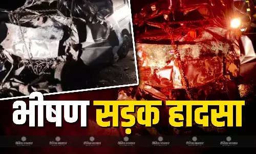 यमुना एक्सप्रेस-वे पर भयानक सड़क हादसा, ट्रक से भिड़ी कार, 6 की मौत, 2 की हालत गंभीर